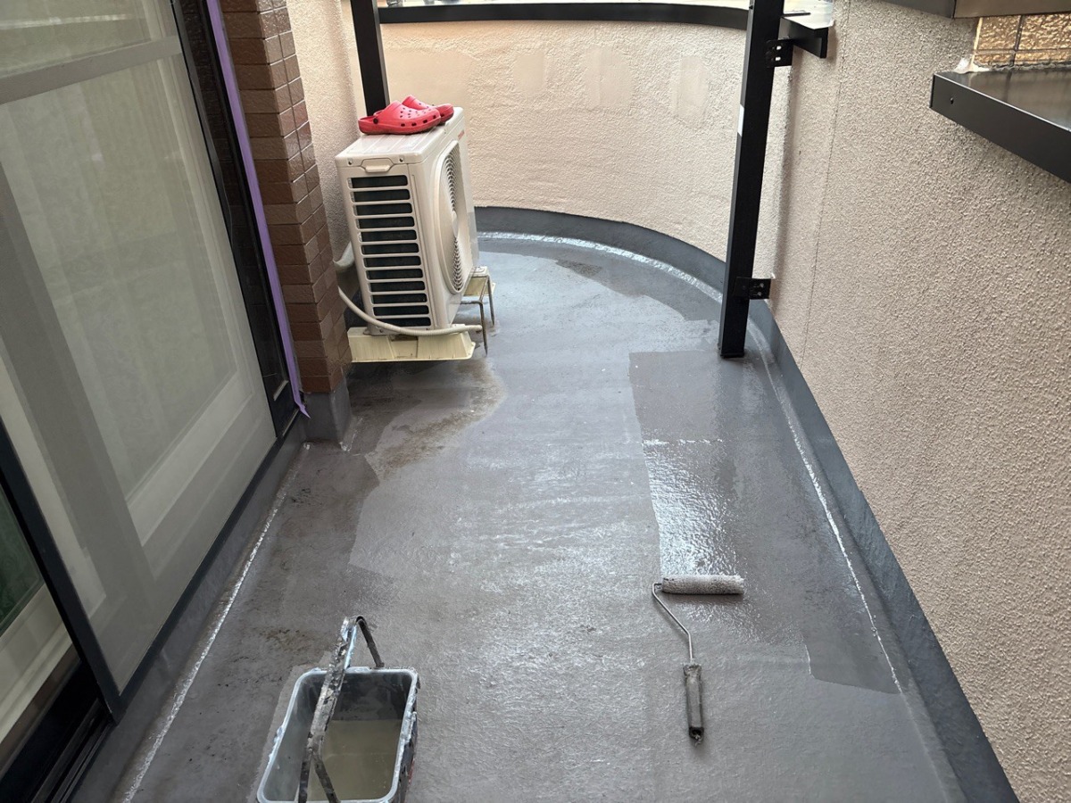 ベランダ床へのプライマー塗布