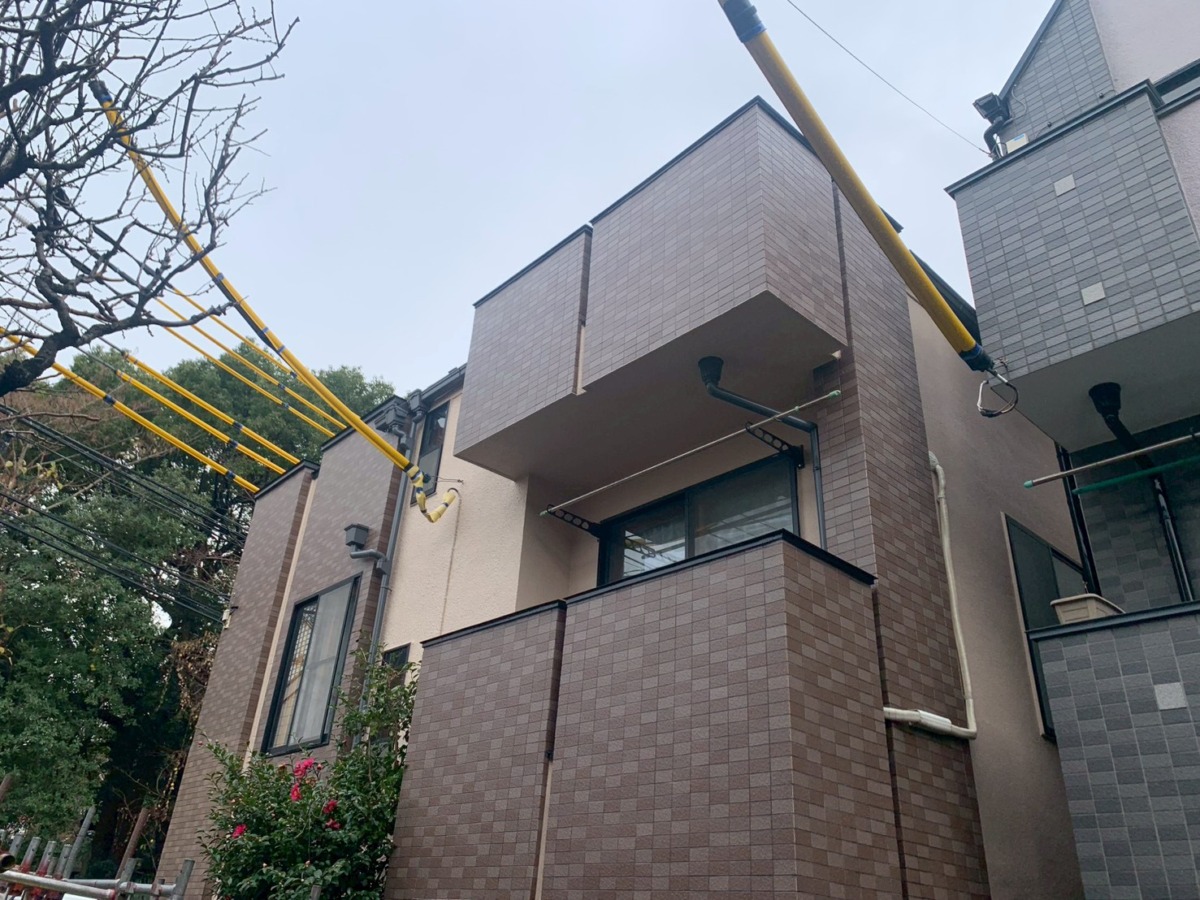 電線防護管が設置された施工後の建物