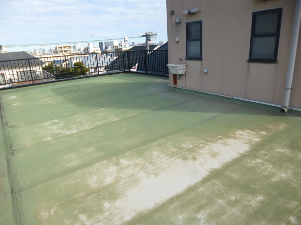 屋上の床面と防水層の状態
