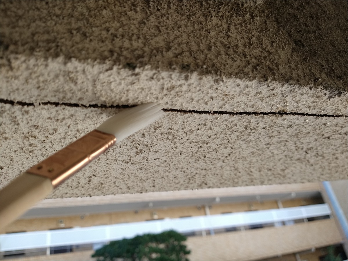 クラック補修：プライマー塗布