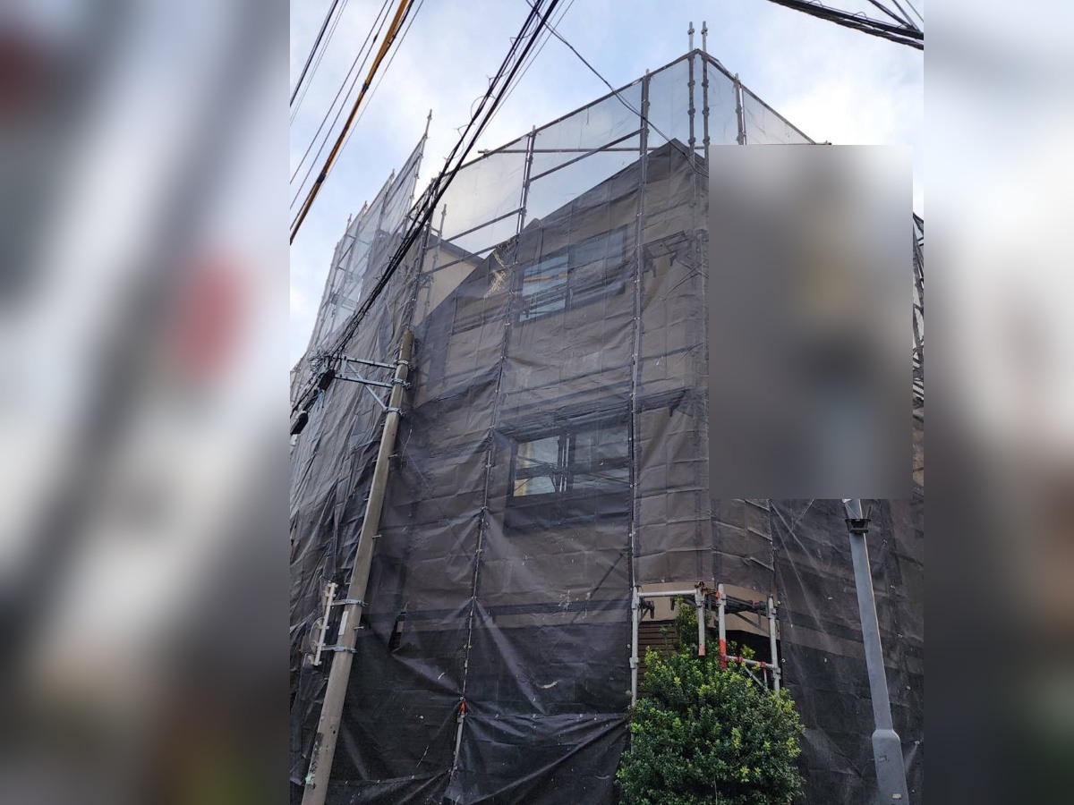 足場と飛散防止用シートの設置後