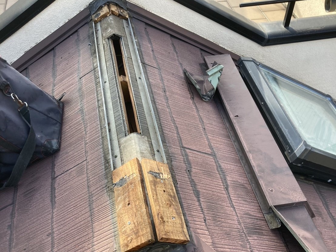 屋根の既存棟板金を撤去