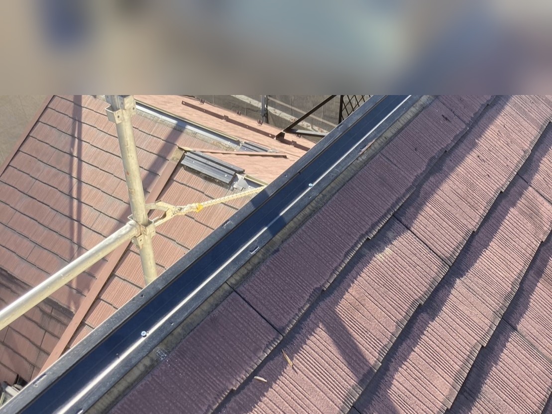屋根の形に合わせて棟板金を納める