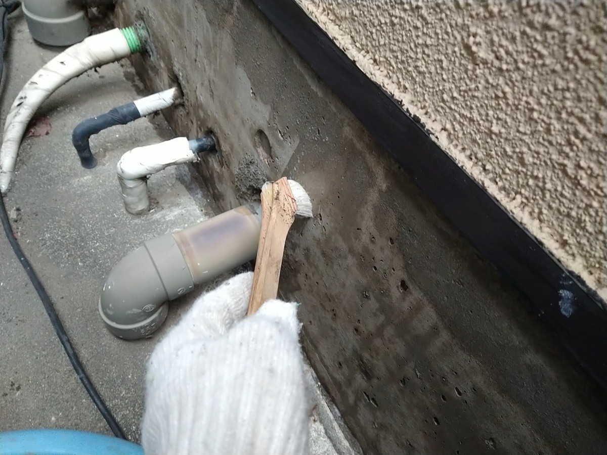 基礎の補修面にプライマーを塗布