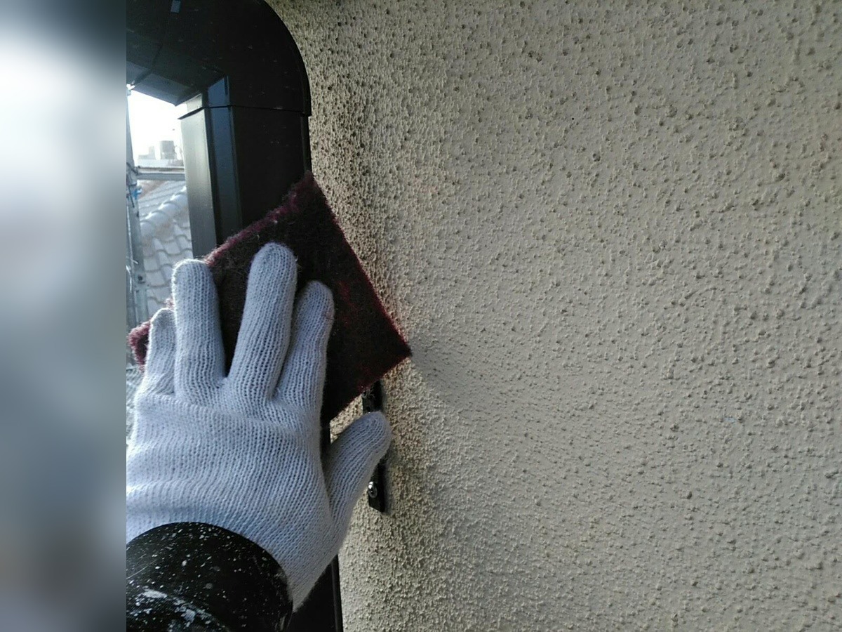 雨樋の表面をケレンで整える