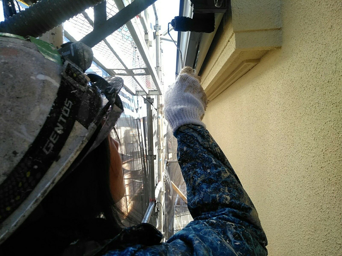 雨樋に下塗り材を塗布