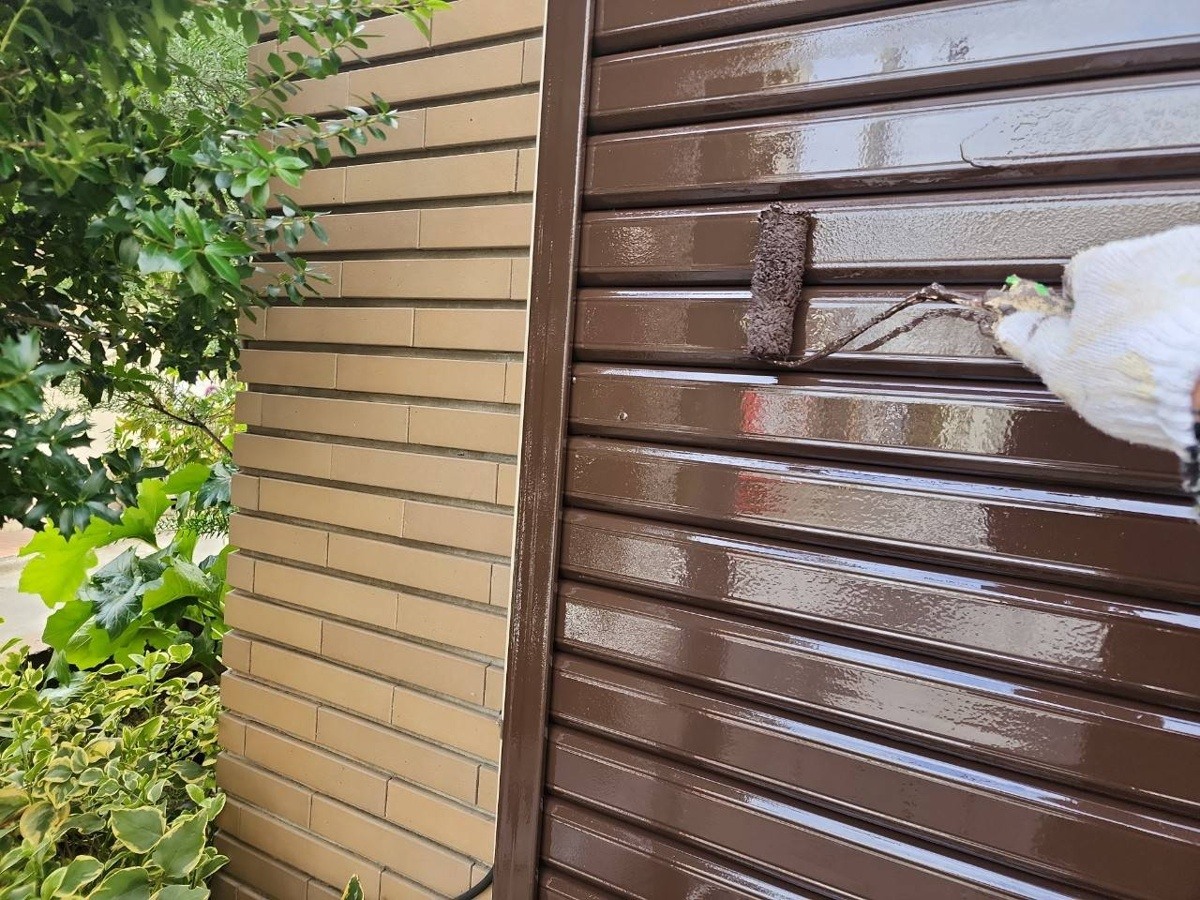 シャッターの凹凸に沿って塗装