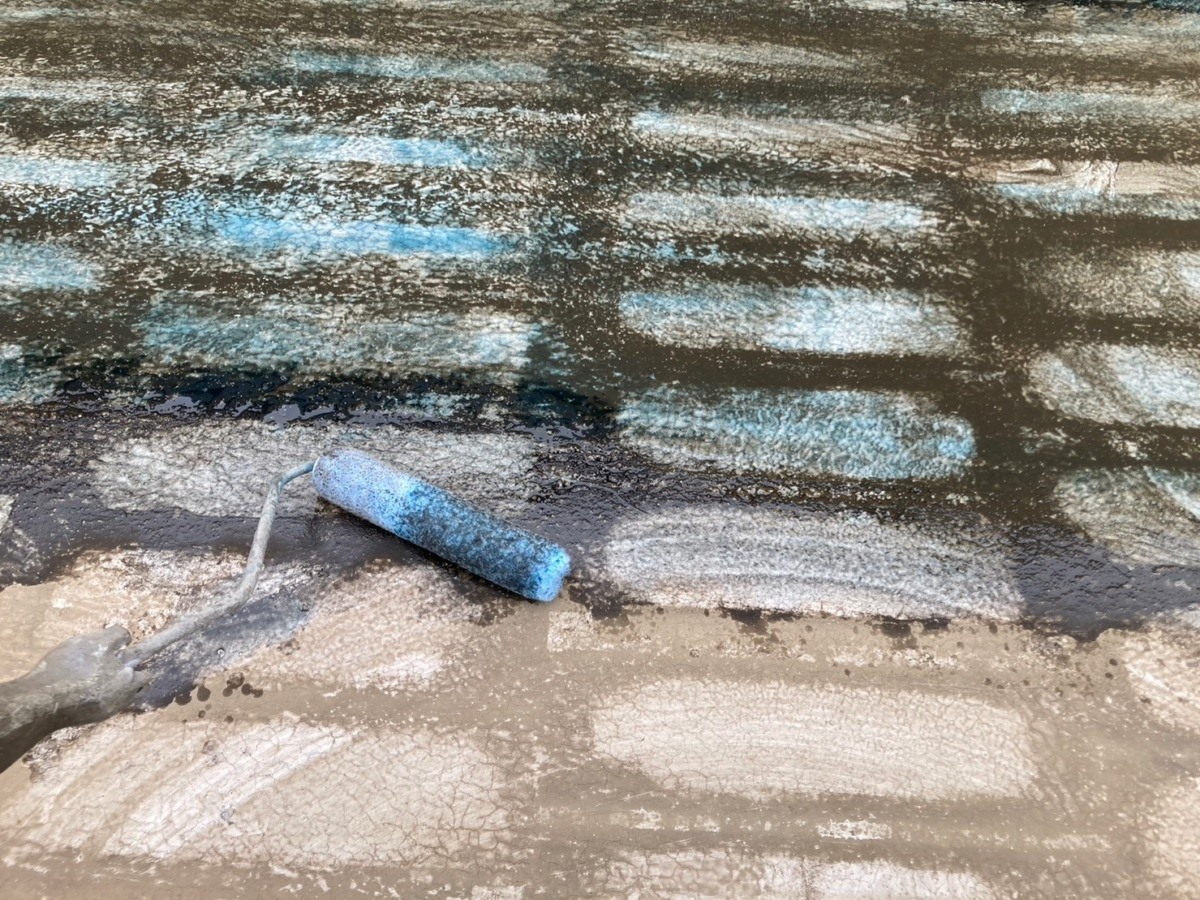 防水の施工面にプライマーを塗布
