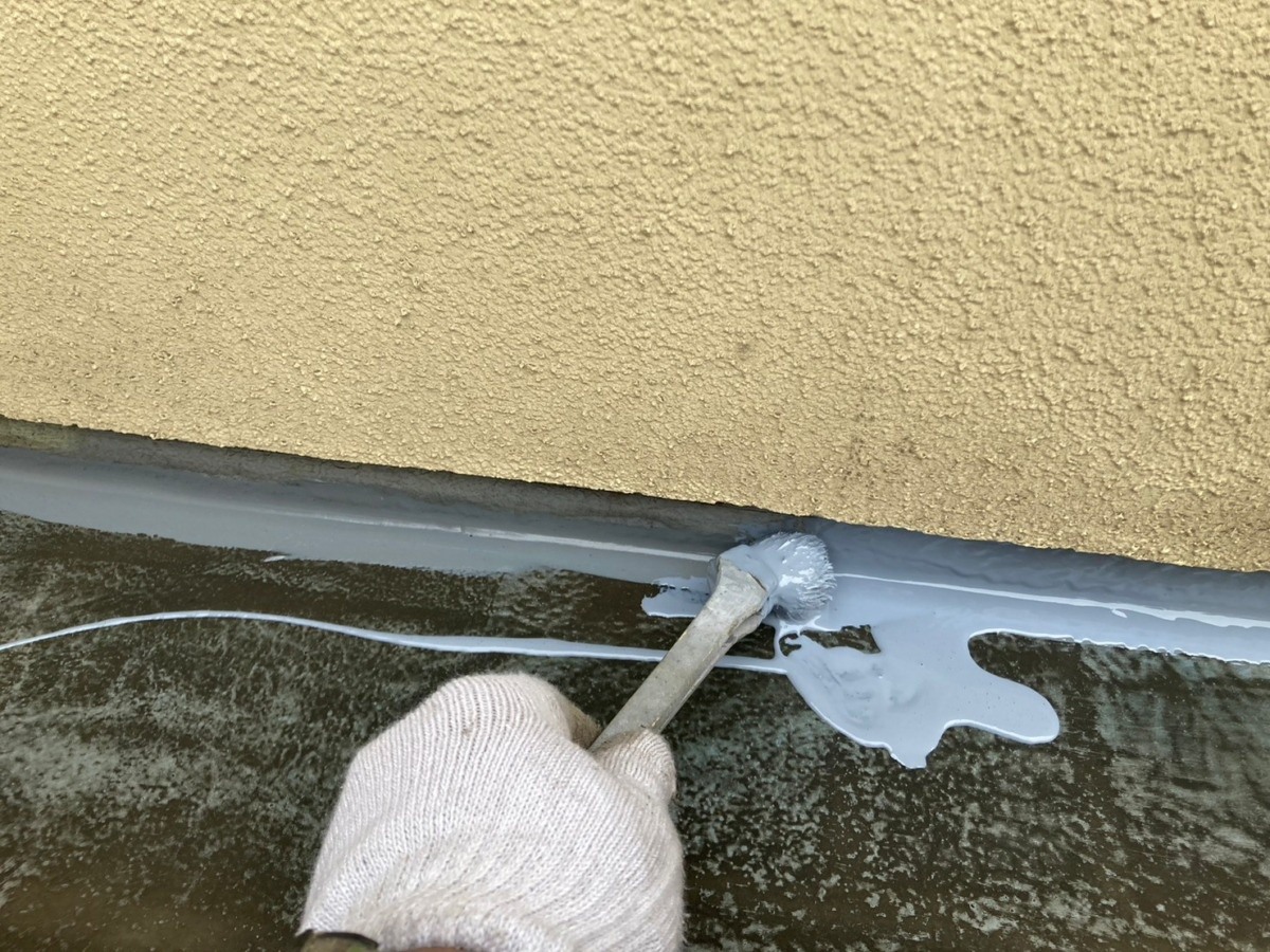 立ち上がりにウレタン防水材の一層目を施工
