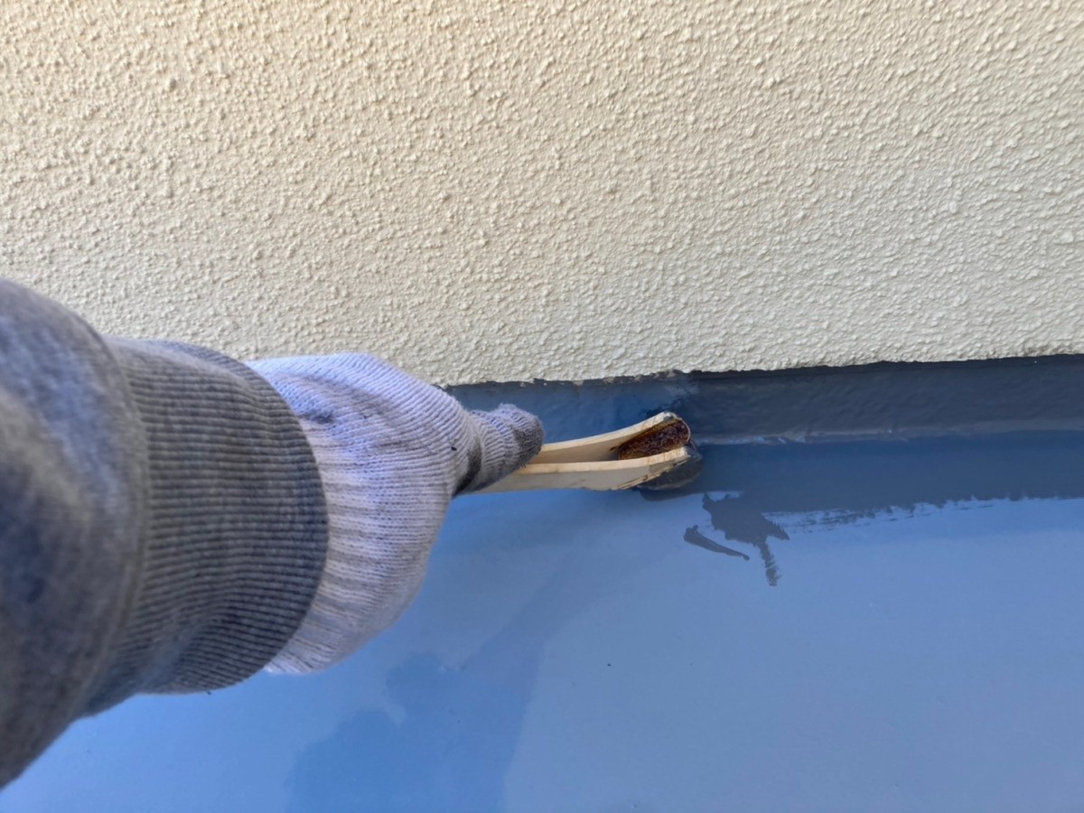立ち上がりにウレタン防水材の二層目を施工