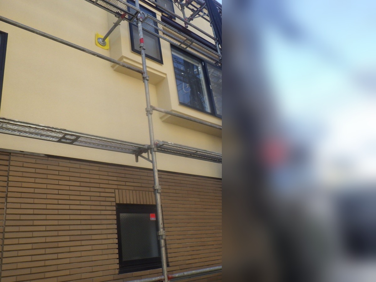 正面外壁の仕上がりを足場解体前に確認