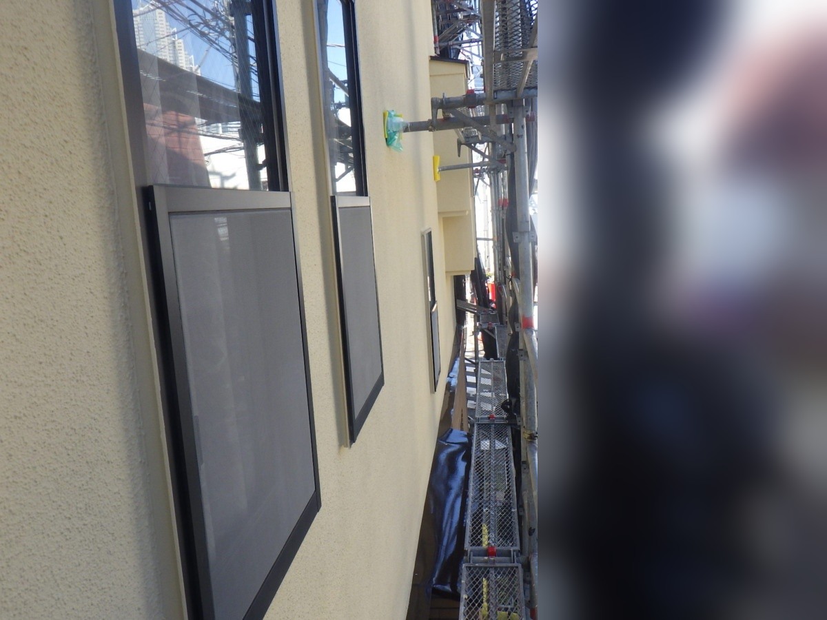 足場の内側から窓まわりの塗装を確認