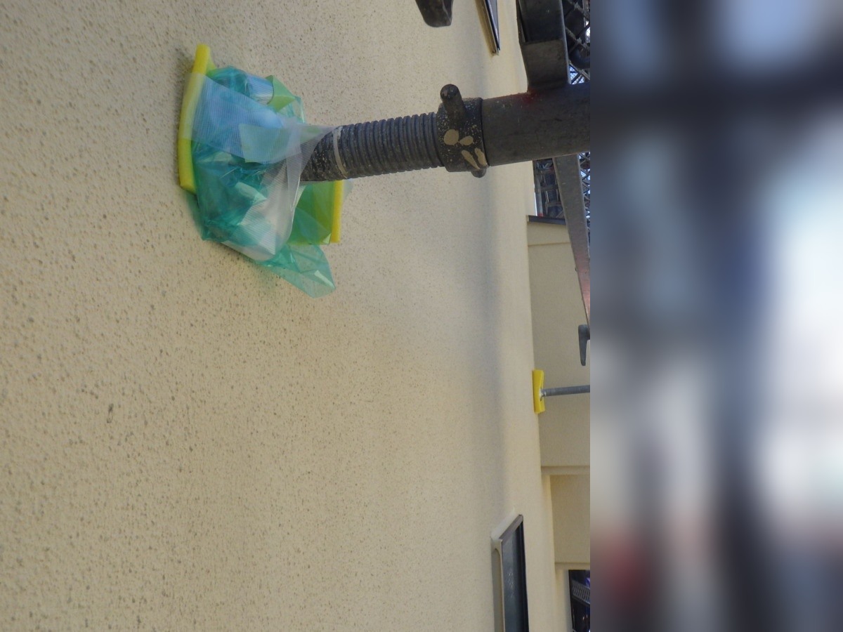 足場の壁つなぎまわりと外壁を確認