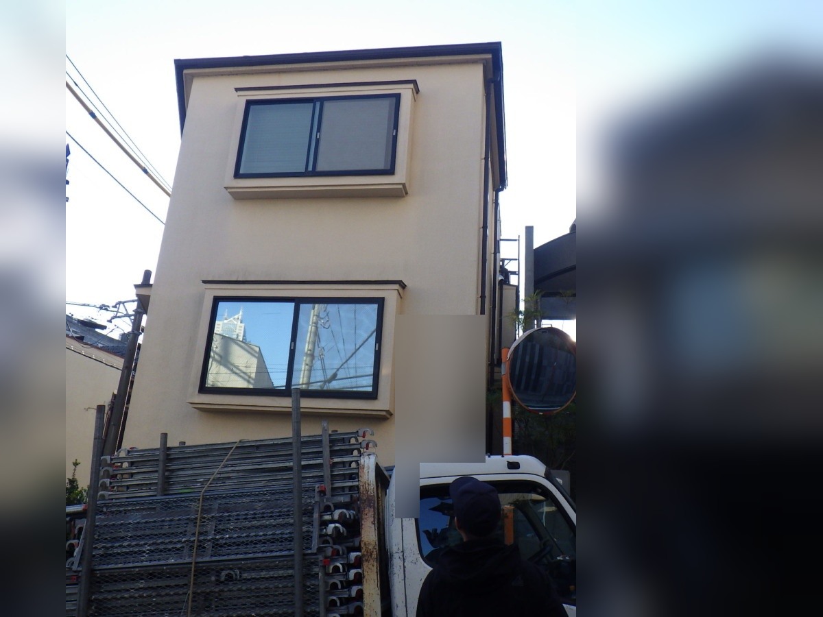 足場資材を搬入して設置の準備