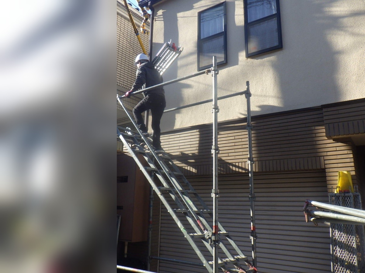 建物の外周に足場を組み立て