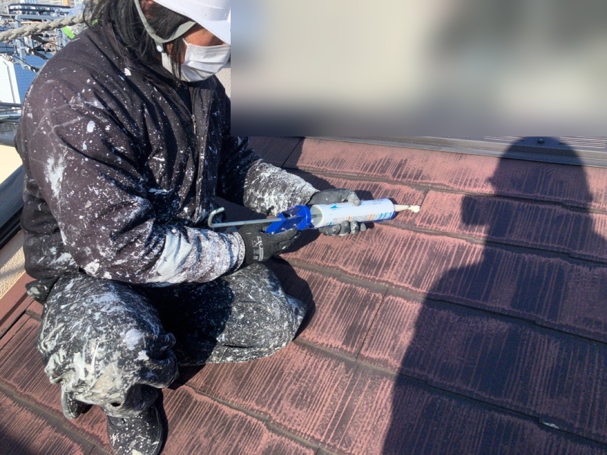 塗装前に屋根の補修箇所を処理