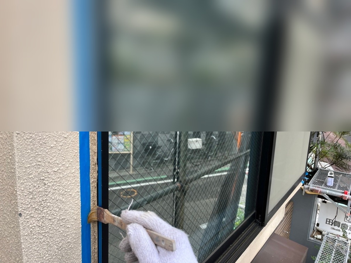窓まわりを養生してプライマーを塗布