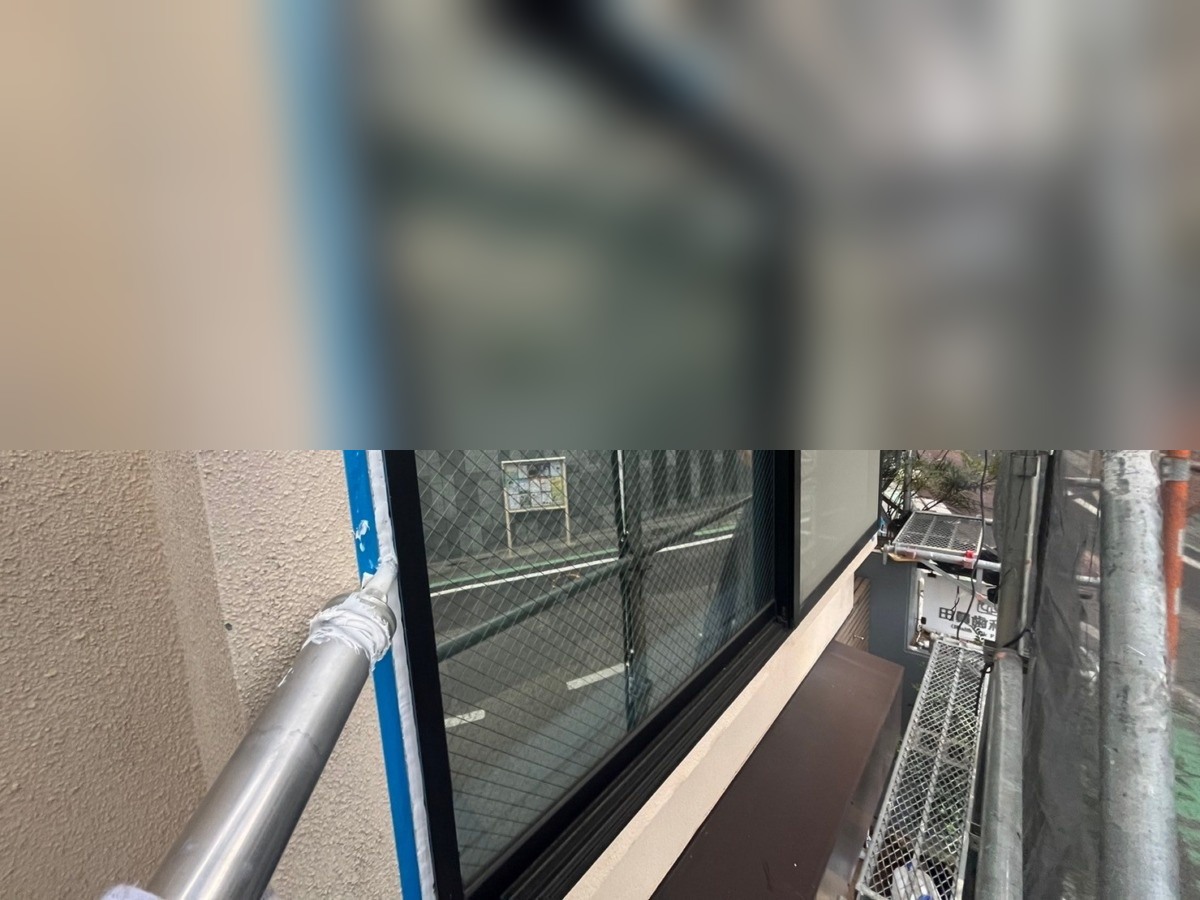 窓まわりに新しいシーリング材を充填