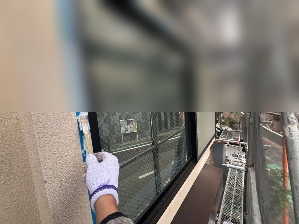 充填したシーリング材をヘラで押さえる