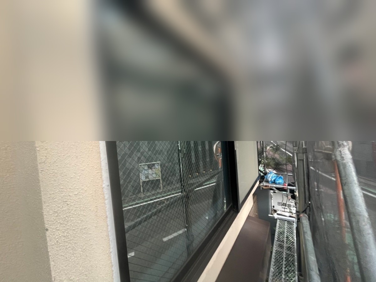 シーリングの打ち替えを終えた窓まわり