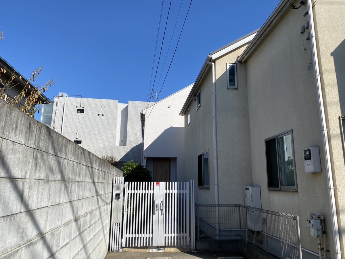 外壁塗装を終えた玄関側。明るい壁面に仕上がりました。