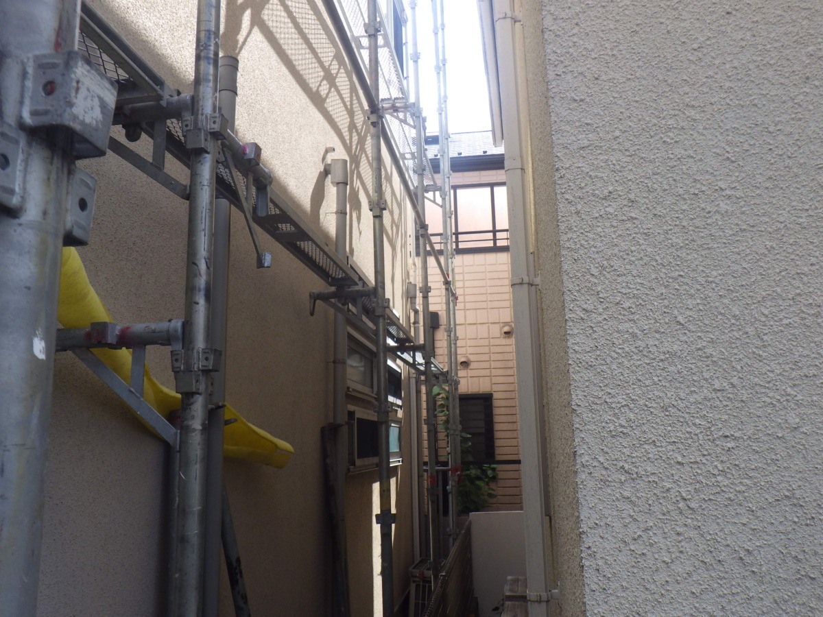 外壁に沿って設置した足場。窓や部材の位置も見ながら作業します。