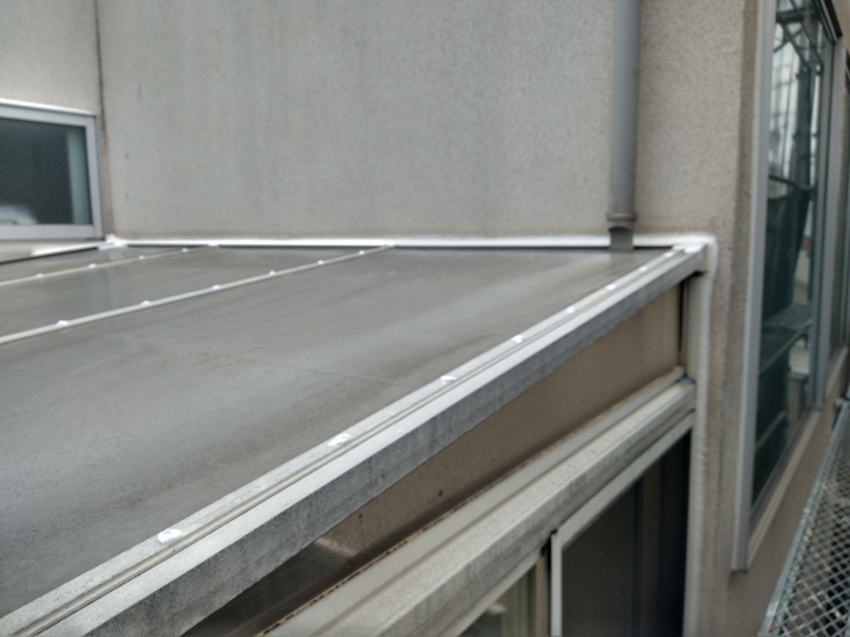 雨樋の補修前。サンルームの屋根上にある接続部分です。