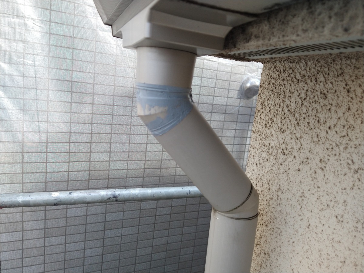 竪樋がつながる接続部分をシーリングで補修しています。