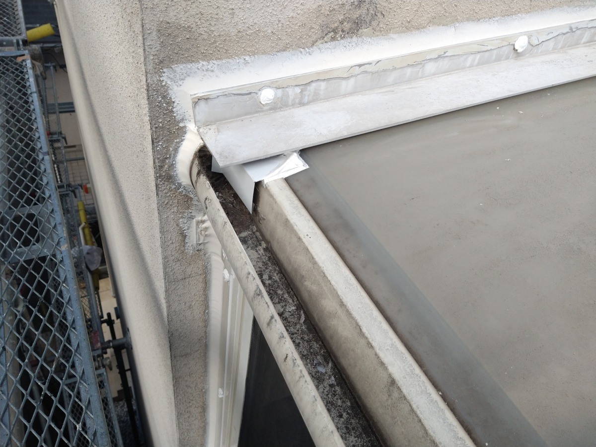 サンルーム屋根際の取り合いに行った補修です。