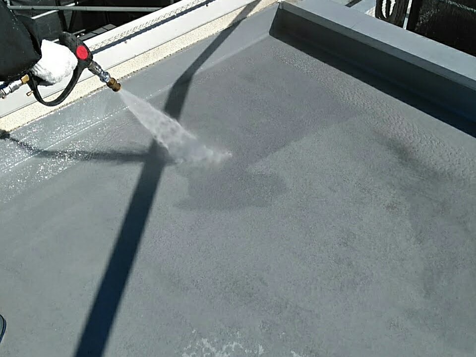 ルーフバルコニーの床面も、防水工事前に洗浄しました。