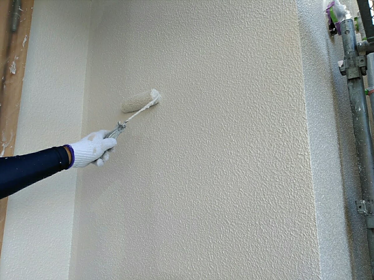 外壁の上塗り。補修と中塗りを終えた面を仕上げます。