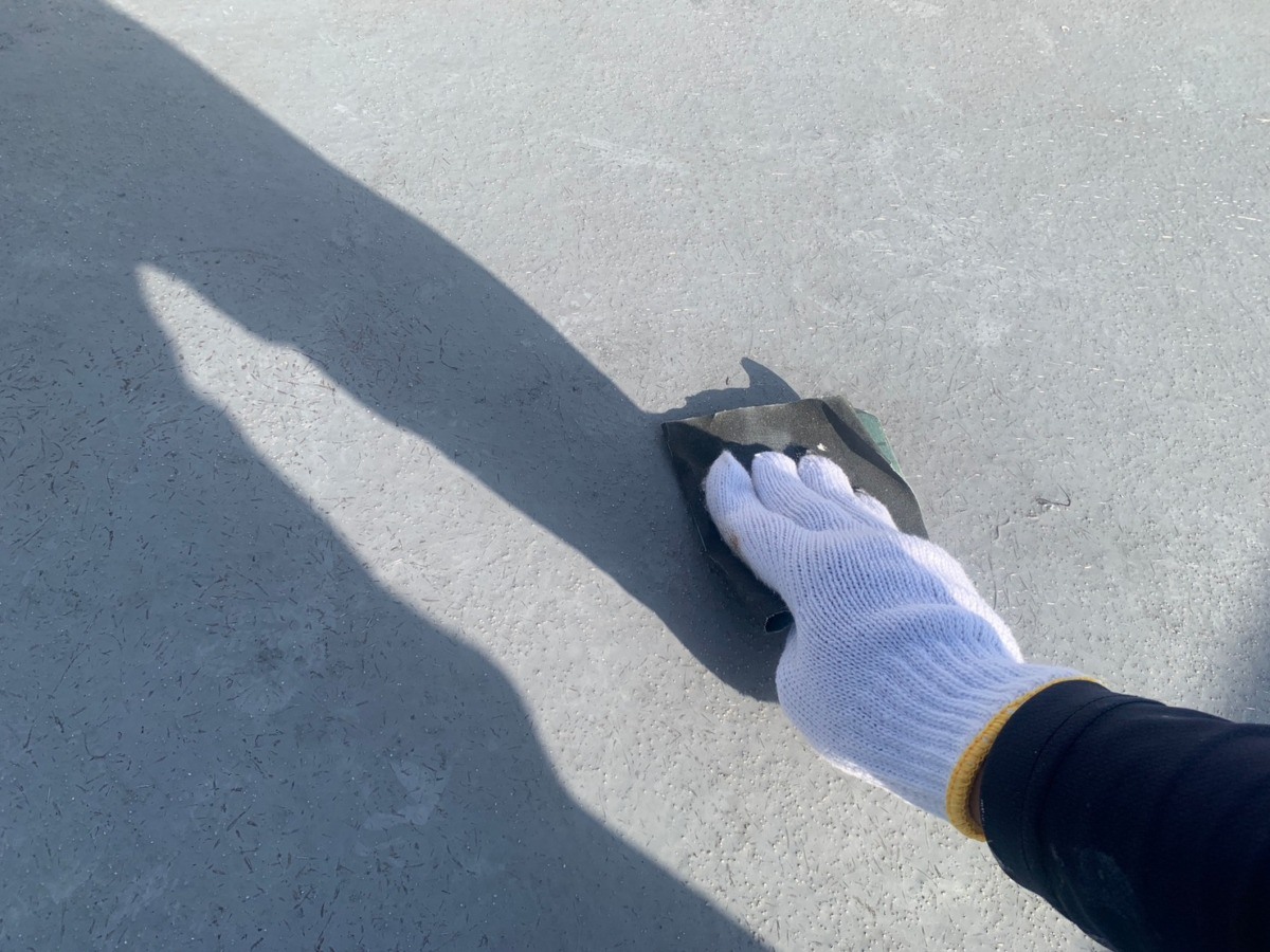 suginami-051 既存の床面をこすり、防水工事前の面粗しを行いました。