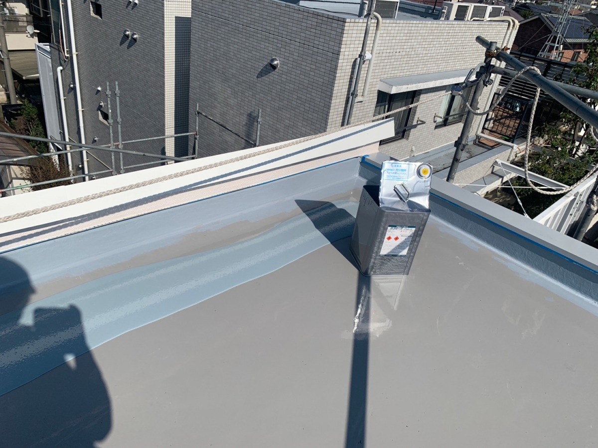 suginami-056 A材によるウレタン防水を進め、平場を施工しています。