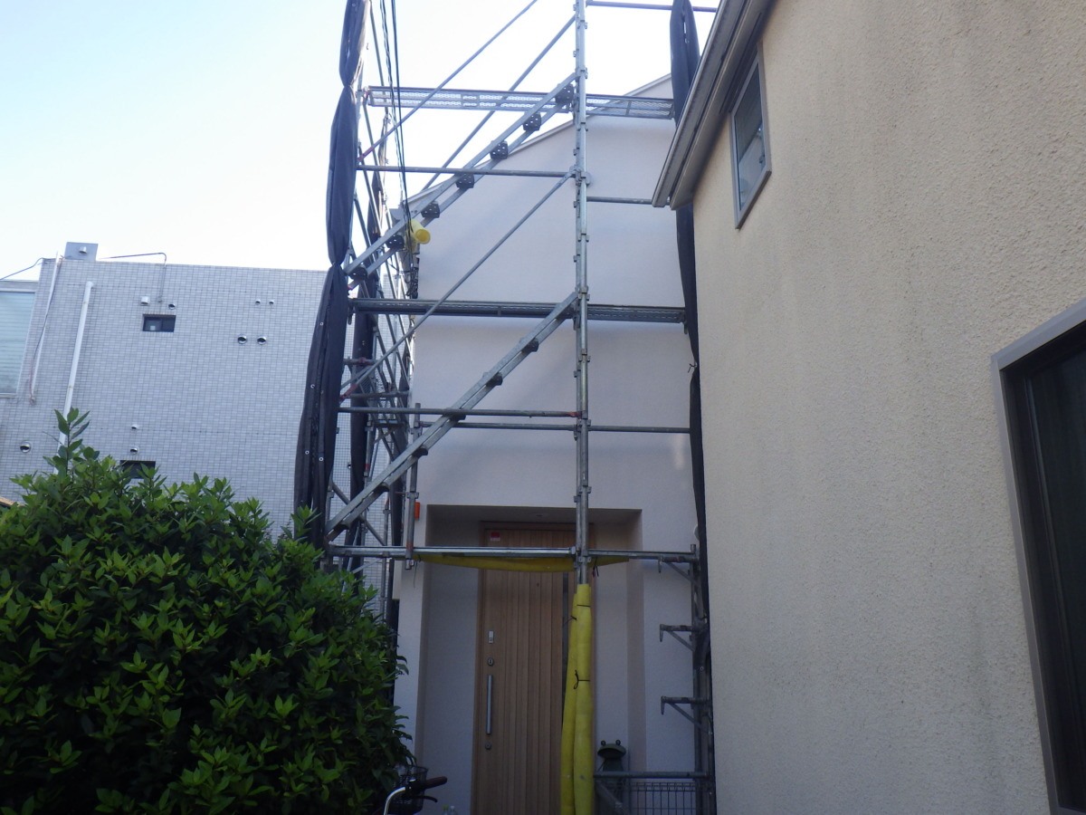 suginami-064 足場解体前に、玄関側から外壁の仕上がりを確認しました。