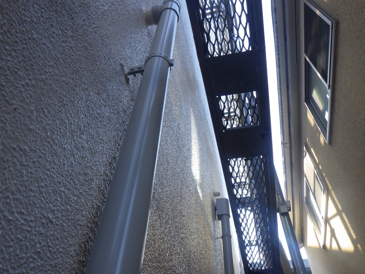 suginami-065 竪樋と外壁の仕上がりを、建物側面から確認しています。